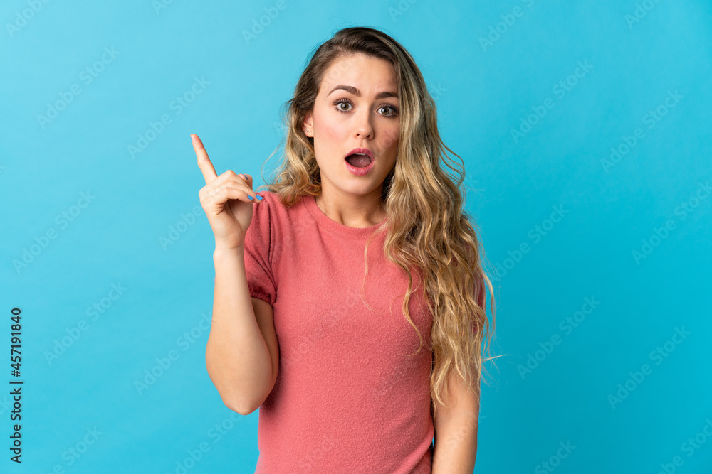 Fototapeta premium Young Brazilian woman isolated on blue background intending to realizes the solution while lifting a finger up