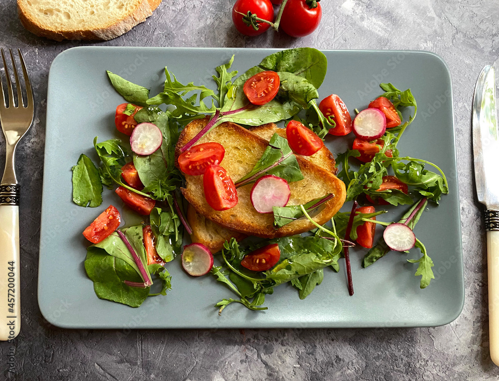 Mediterraner, vegetarische Tomaten Brotsalat mit Ciabatta Brot ...