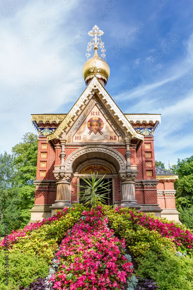 Farbenfrohes Blumenbeet vor der russischen Kirche im Kurpark von Bad Homburg vor der Höhe im hessischen Hochtaunuskreis, Deutschland