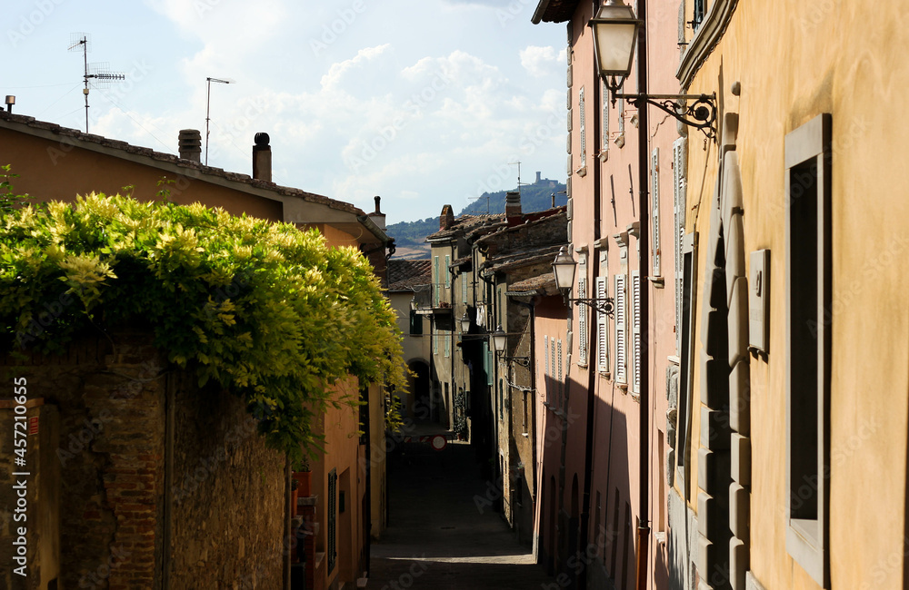 Fototapeta premium medieval streets of an old town in Italy surrounded by sun rays