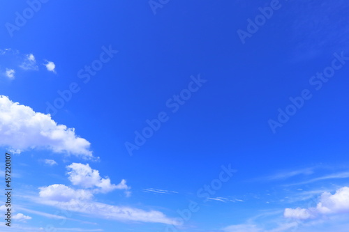 コピースペースのある青空と雲の鮮やかな秋空