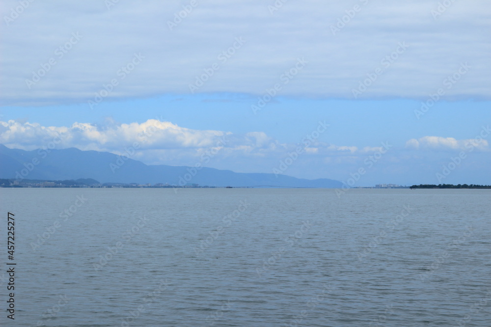 琵琶湖と湖西の山並み