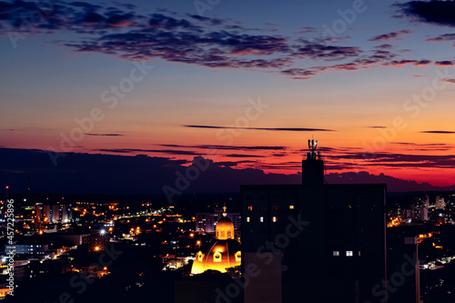 Vista noturna da cidade de São Carlos São Paulo Brasil logo após o por do Sol com a cúpula da Catedral de São Carlos em destaque