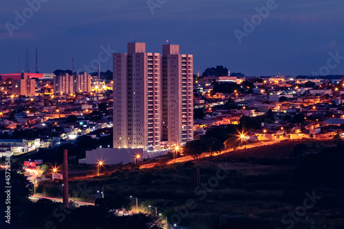 Vista noturna da cidade de São Carlos São Paulo Brasil photo