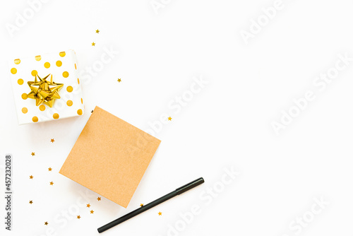 Obraz na płótnie Top view of golden dotted gift boxes and an empty card on a white background. Copy space, mock-up. w salonie