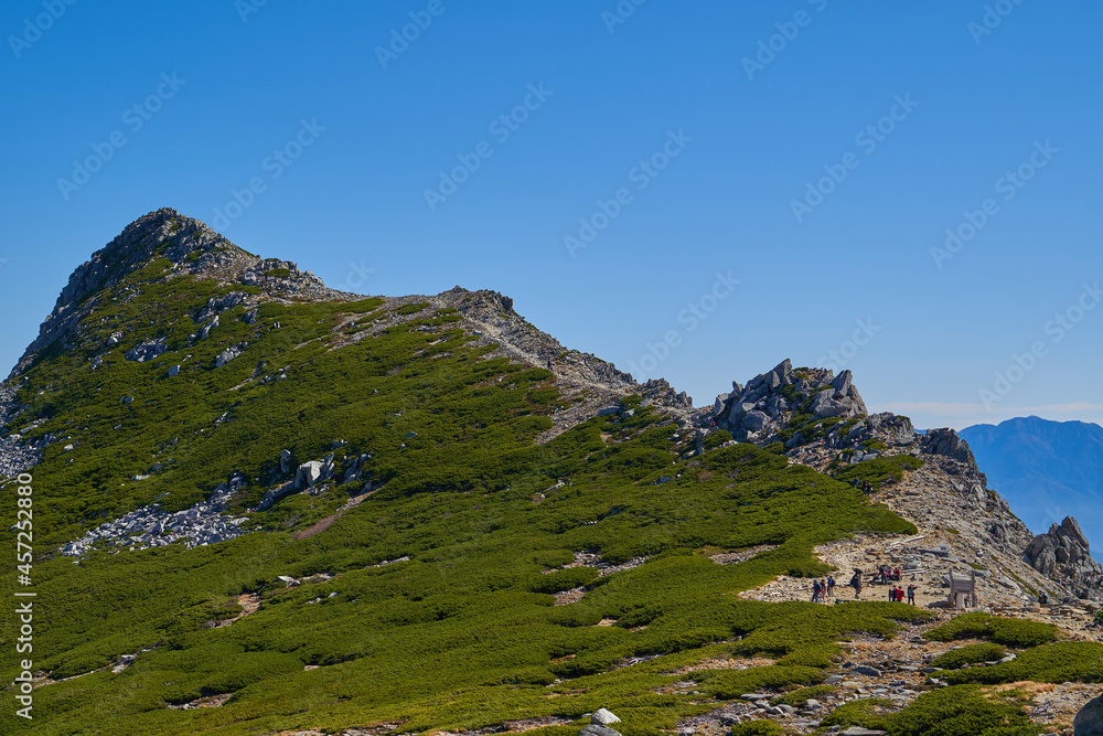 Fototapeta premium 長野県の秋の駒ヶ岳の山小屋(宝剣山荘)付近から南東側(乗越浄土,伊那前岳など)を見る