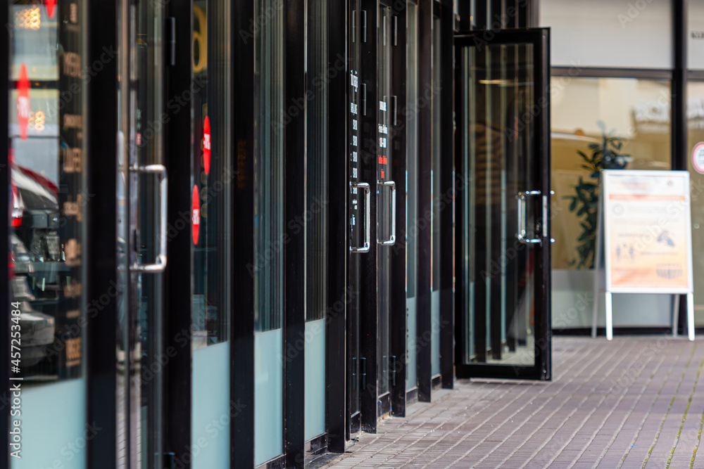 Obraz premium row of glass doors in an office building