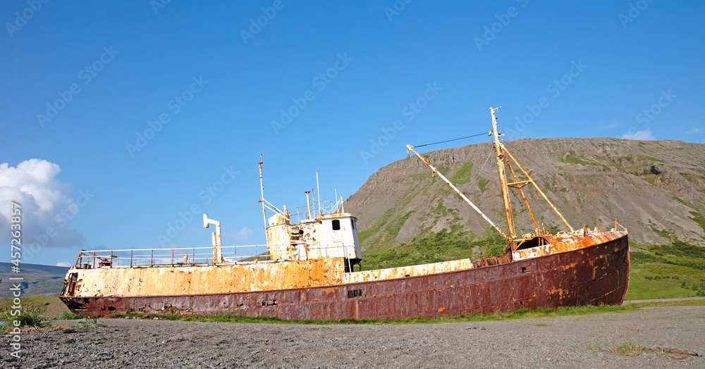 Fototapeta premium Old rusty shipwreck in Iceland