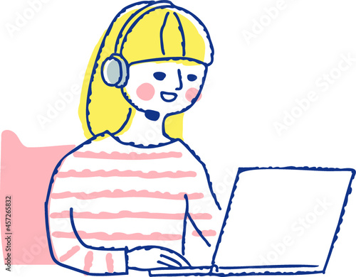 ヘッドセットをつけてパソコン作業をする女の子