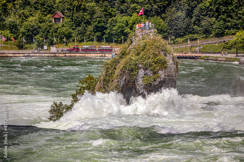 Wasserfall mit Felsen und grünen Bäumen photo