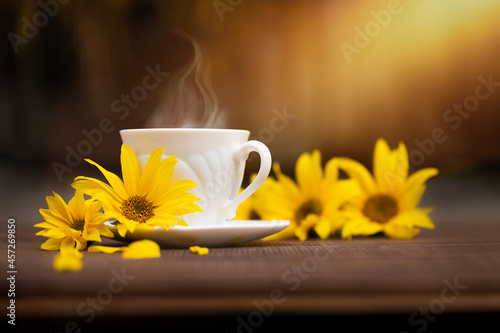 filiżanka kawy w jesienny poranek kawa o poranku i żółte kwiaty słonecznika