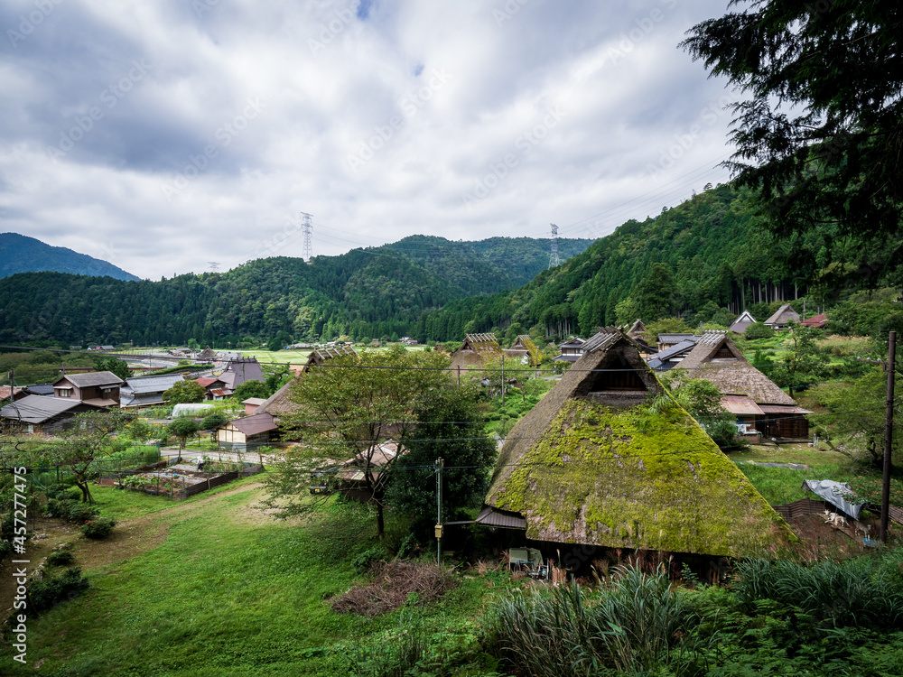 秋の美山かやぶきの里の風景