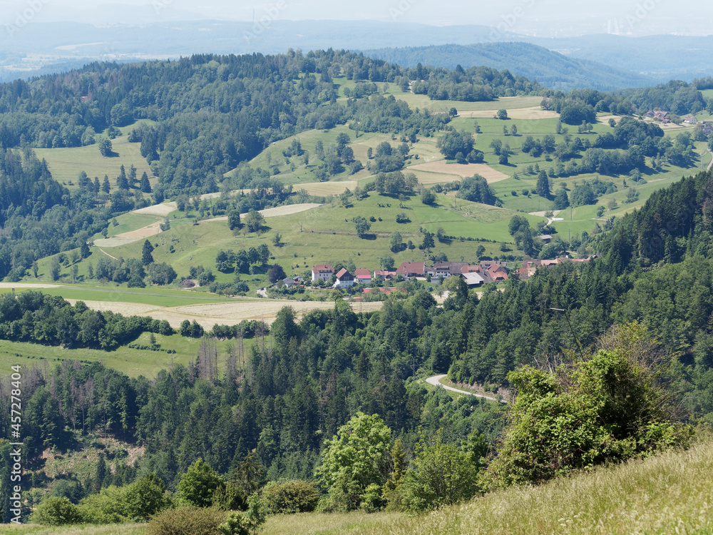 Aussichtspunkt auf Adelberg und Zell im Wiesental von Zinken Blauen südlich des schwarzwaldes in Baden-Württemberg (Deutschland)