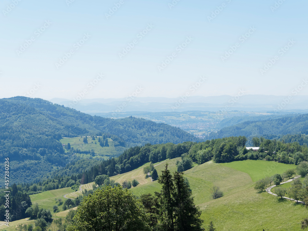 Panoramablick von Zeller Bergland. Am Südhang des Zeller Blauen zu Ausblicken ins Wiesenta