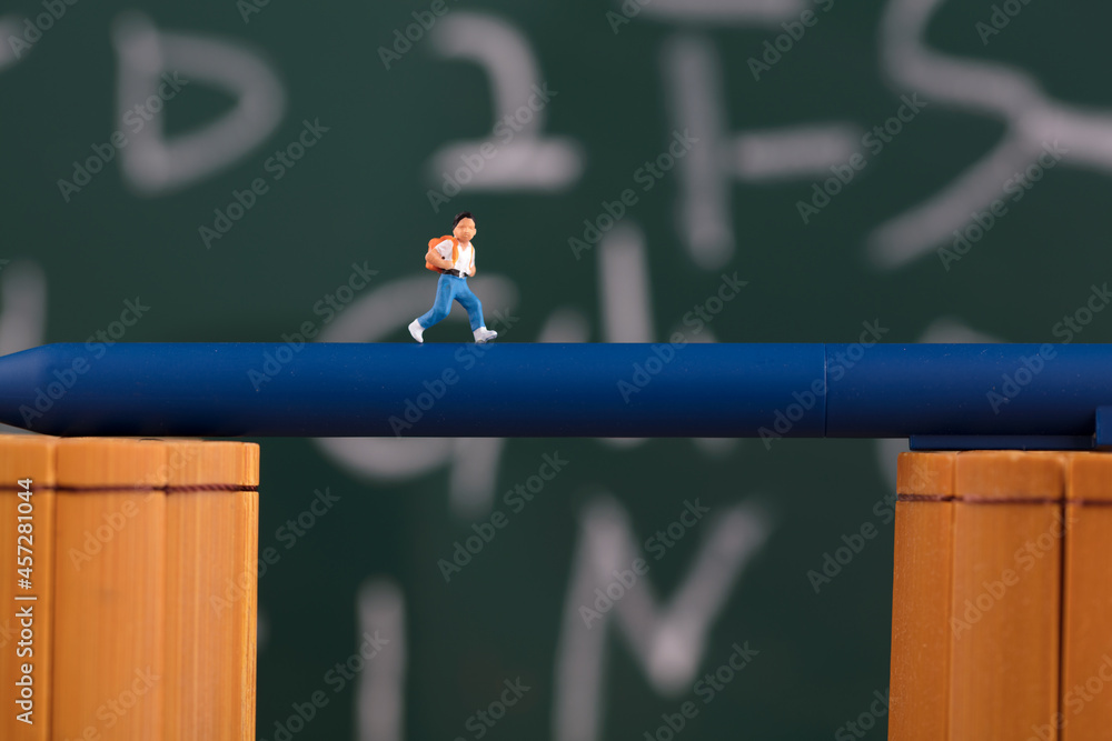 Obraz premium Elementary school students who go to school in the first season of miniature ideas