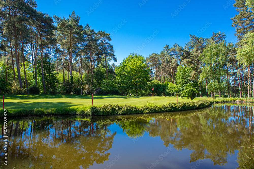 Golfplatz mit Wasserloch