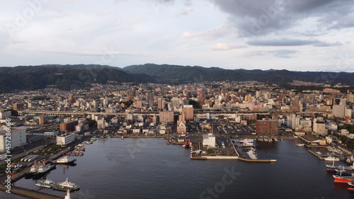 SDGs地球環境！日本の自然！山口県周南市の街並みとコンビナート 瀬戸内海の風景