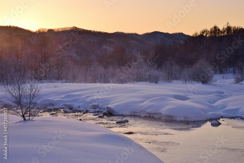 雪景色 夜明けの白馬村 