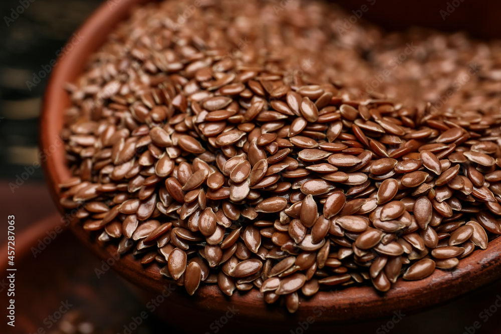 Obraz premium Bowl with flax seeds on table, closeup