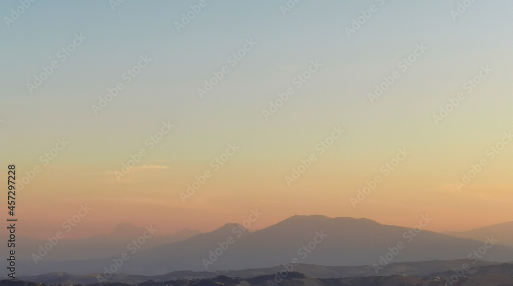 Roseo tramonto estivo sui monti Appennini