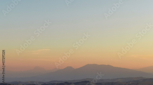 Roseo tramonto estivo sui monti Appennini