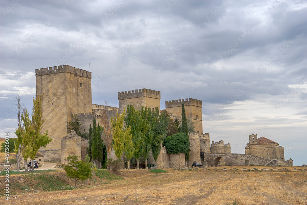hermoso castillo de Ampudia en la provincia de Palencia, España