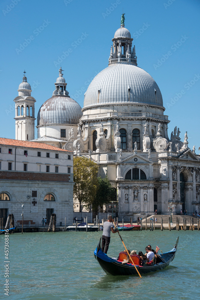 Gondola y Basilica de Santa Maria del La Salud en Venecia