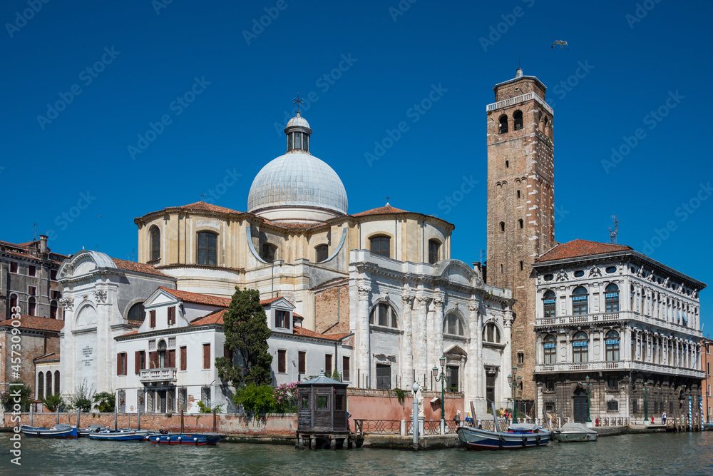 Históricas edificaciones junto al canal en la ciudad de Venecia