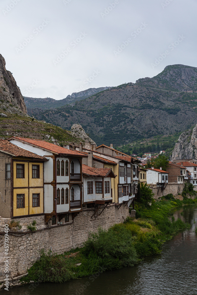 トルコ　アマスィヤを流れるイェシル川と山々に囲まれた旧市街のオスマン時代の邸宅