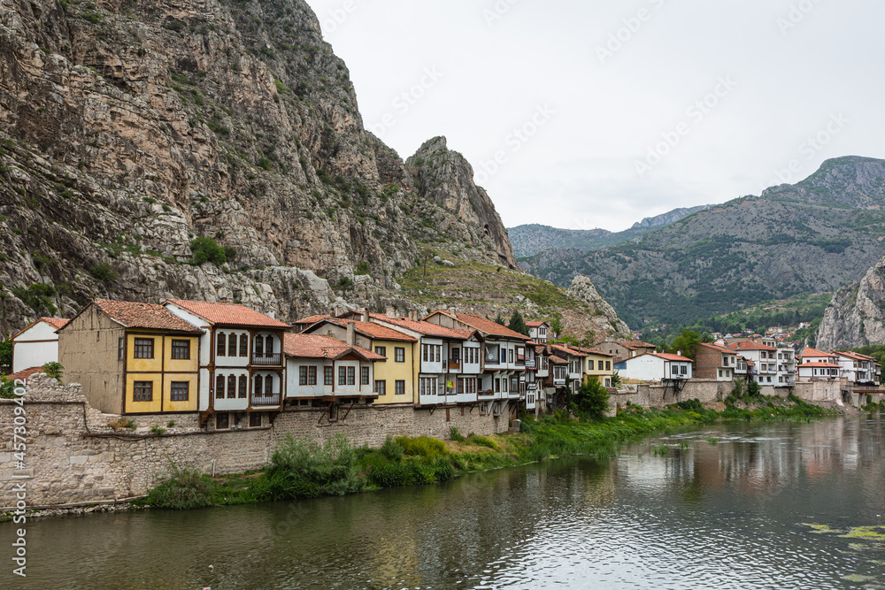 トルコ　アマスィヤを流れるイェシル川と山々に囲まれた旧市街の街並み