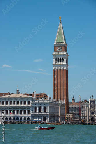 Torre campanario de la plaza de San Marco en Venecia photo