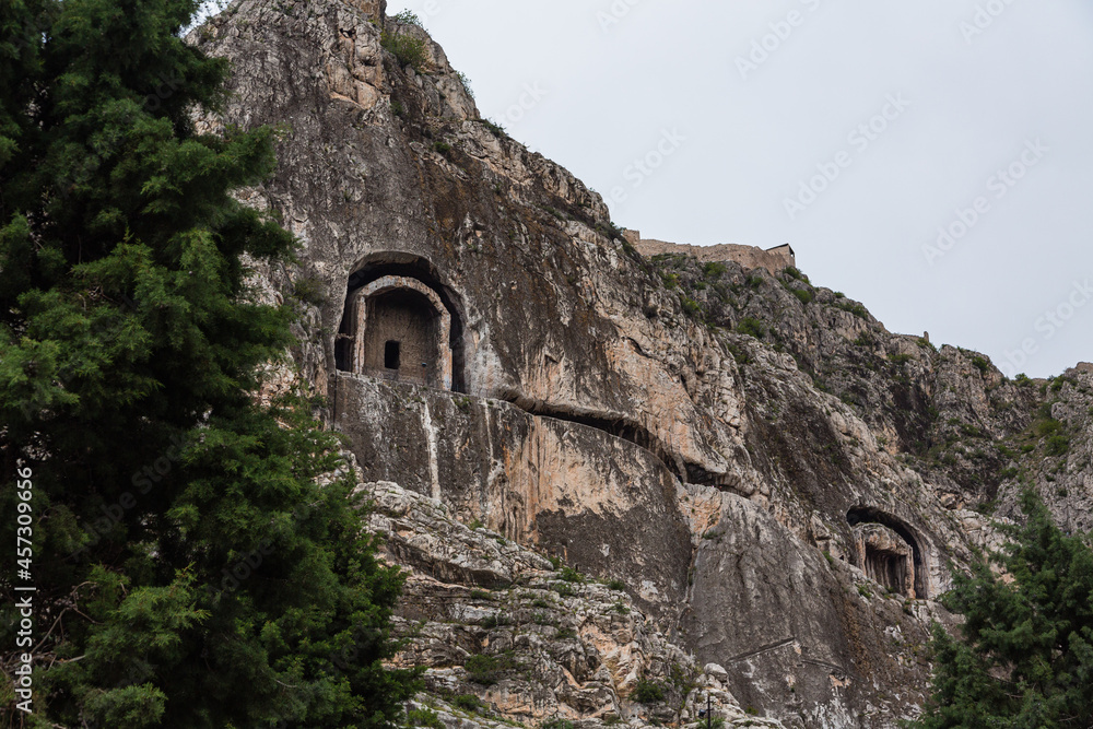 トルコ　アマスィヤの旧市街の崖の中腹に掘られたポントス王の岩窟墳墓