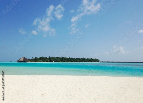 Maldivas Beach with resort views