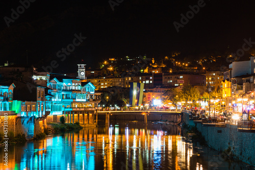 トルコ 夜になってライトアップされたアマスィヤに流れるイェシル川と旧市街の街並みと時計塔