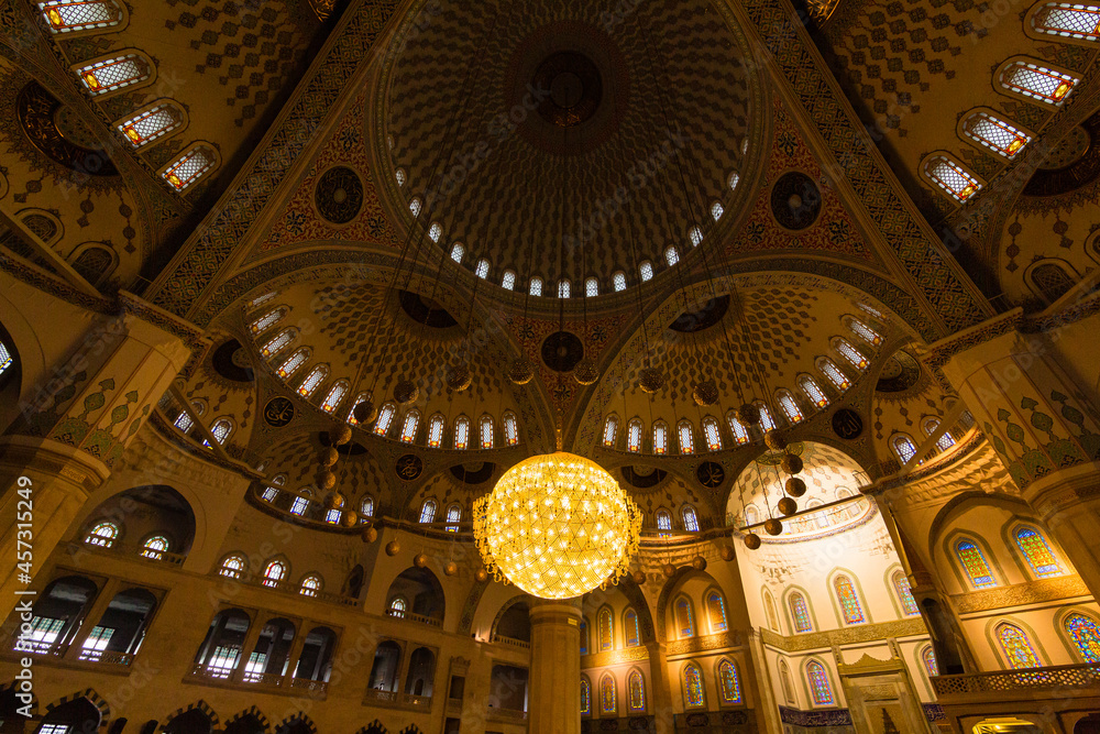 トルコ　首都アンカラのコジャテペ・モスクの礼拝堂内の巨大なシャンデリア