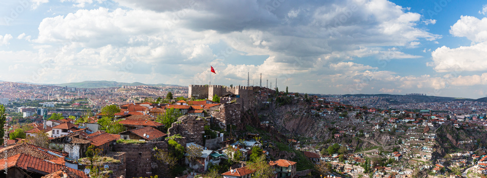 トルコ　首都アンカラの旧市街の丘の上に建つアンカラ城の城壁から望む風景