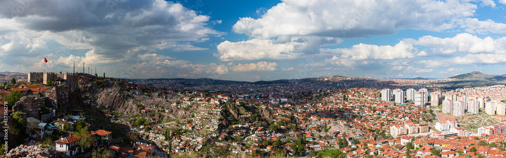 トルコ　首都アンカラの旧市街の丘の上に建つアンカラ城の城壁から望むパノラマ風景