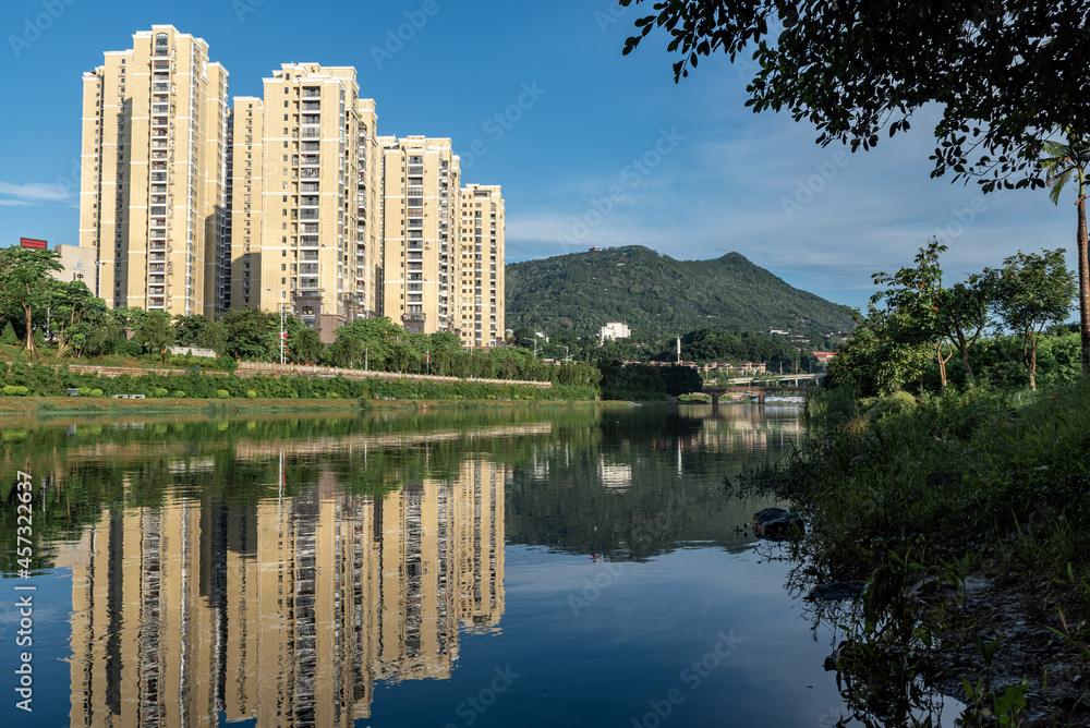 A city surrounded by lakes and forests, under the blue sky A city surrounded by lakes and forests, under the blue sky