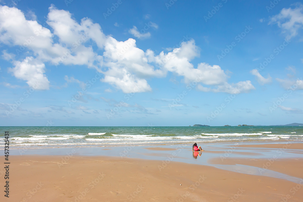 The sea is clean and beautiful, the water is clear and the sky is beautiful.