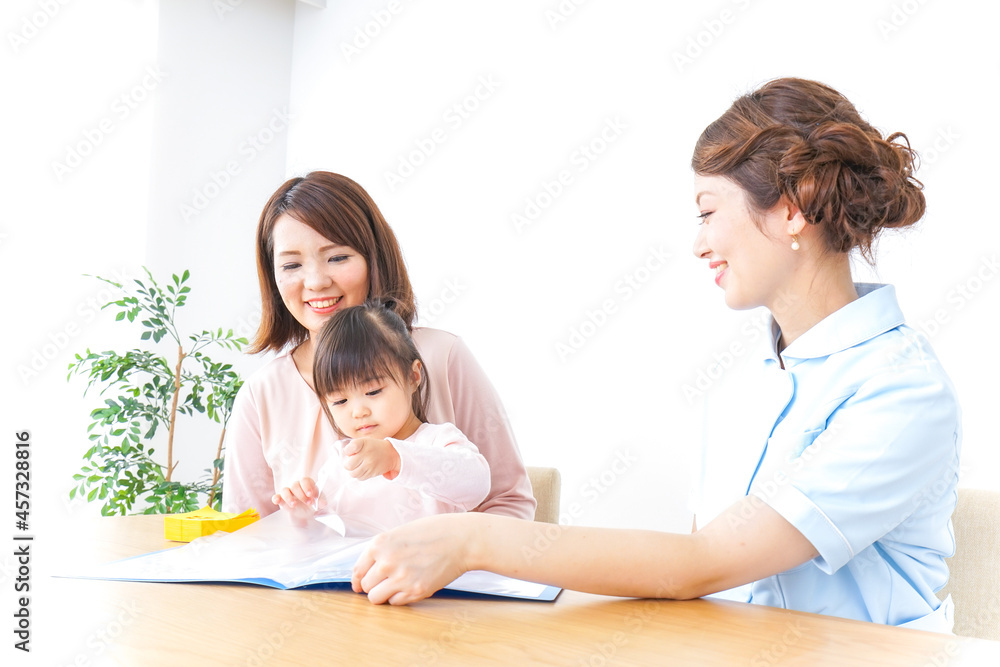 病院で診察を受ける子どもとお母さん