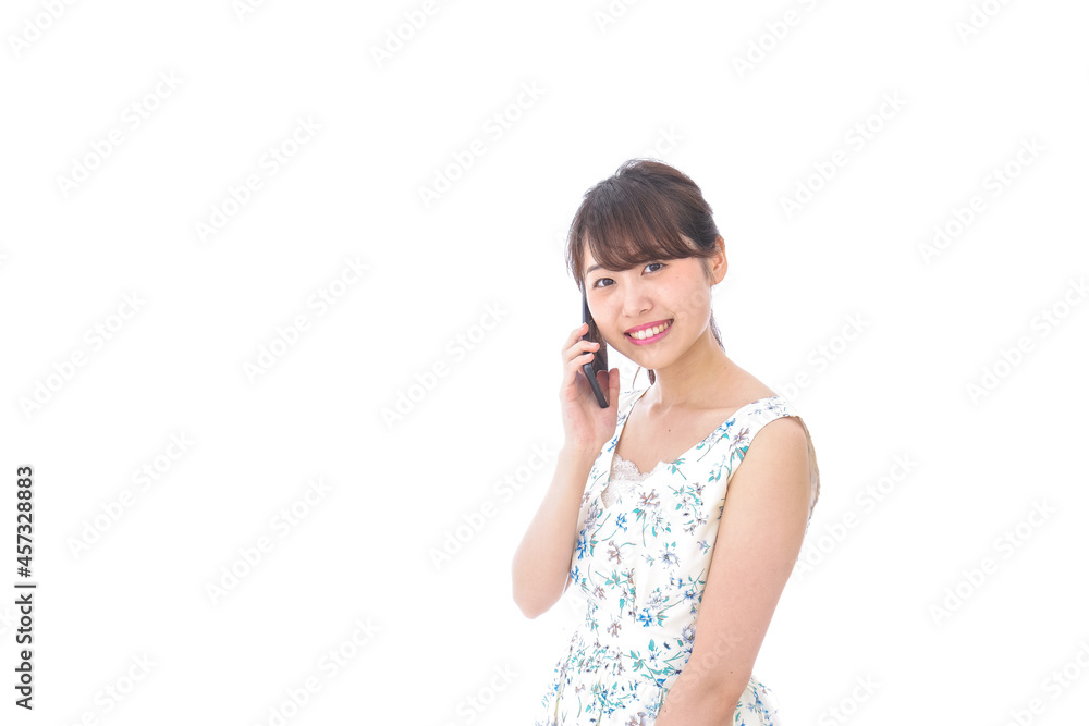 スマホで通話をする若い女性 スマホで通話をする若い女性