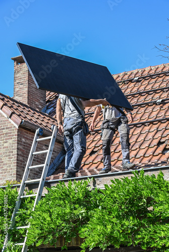 Wallpaper Mural panneaux solaire placement toit energie renouvelable maison travail emploi job ecologie Torontodigital.ca