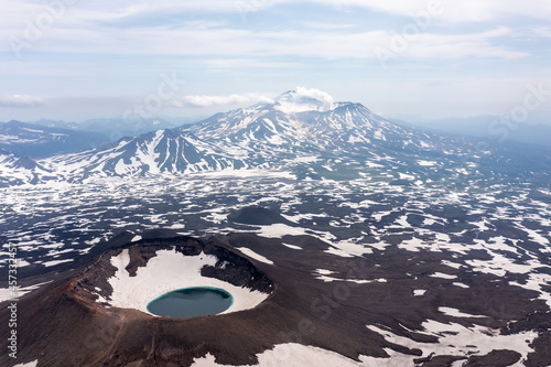 Fototapet Gorely Volcano crater lake with Mutnovsky Volcano on the background