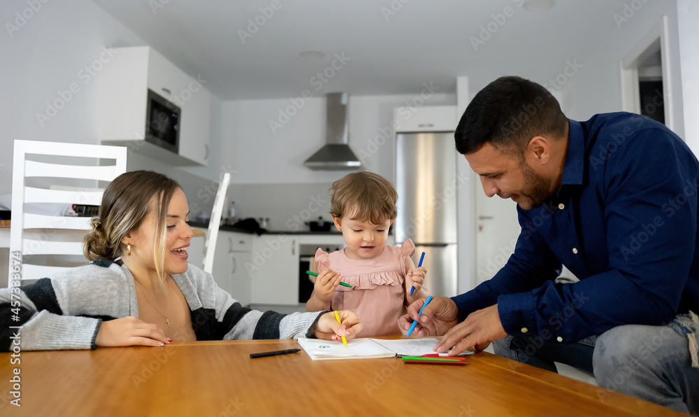 familia pasando un dia feliz mientras pintan y juegan en casa familia pasando un dia feliz mientras pintan y juegan en casa