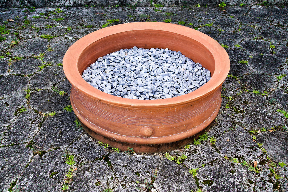Some small stones at big pot.