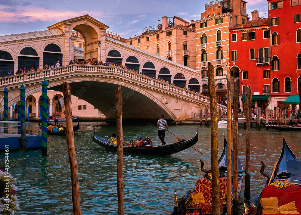 Fototapeta premium Sunset view of famous bridge of Rialto or ponte di Rialto over Grand Canal, Venice, Italy. Iconic travel destination of UNESCO world heritage city