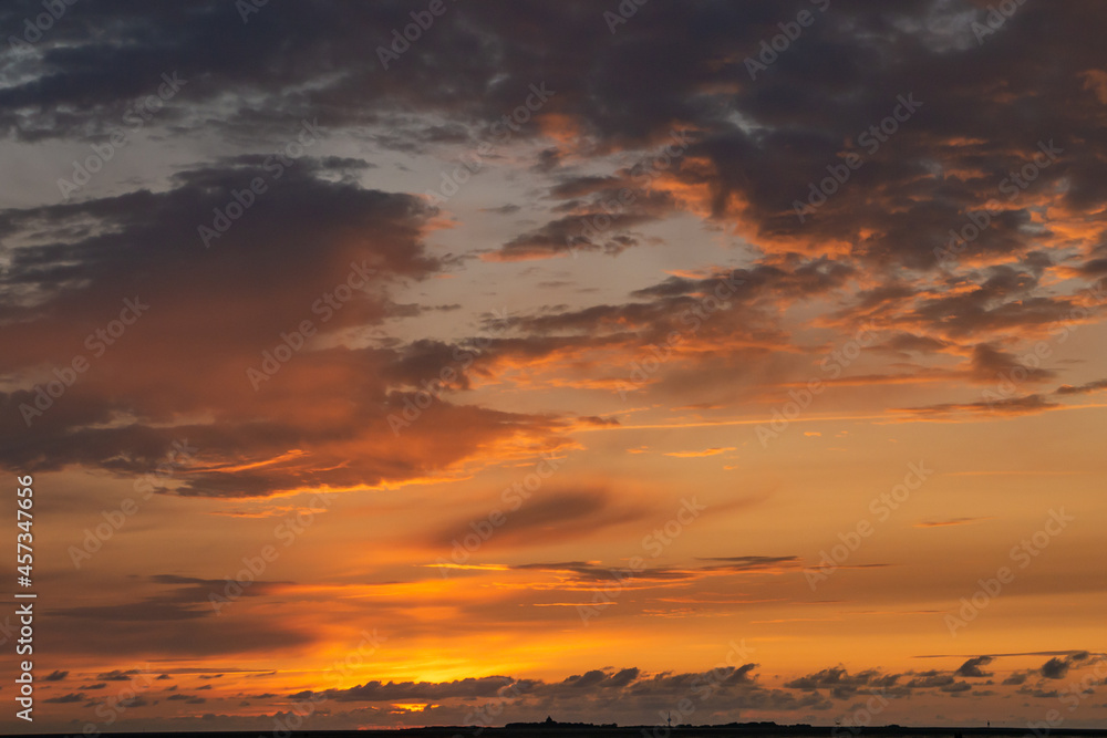Sonnenuntergang an der Nordsee mit Blick auf die Insel Neuwerk mit dramatischen Wolken Sonnenuntergang an der Nordsee mit Blick auf die Insel Neuwerk mit dramatischen Wolken