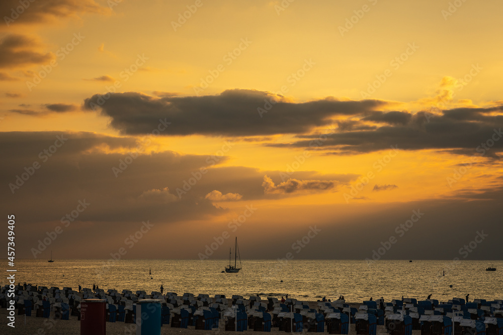 Obraz premium golden light during sunset on old lighthouse Warnemünde