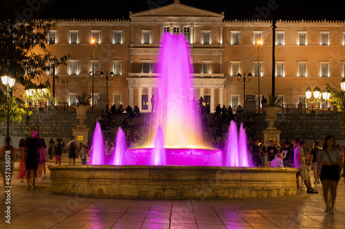Nächtlicher Brunnen auf dem Syntagmaplatz, Athen, Griechenland