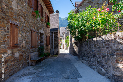 Fototapeta Naklejka Na Ścianę i Meble -  Streets of the Pyrenean village of Bosost, located in the Aran Valley, Spain.
